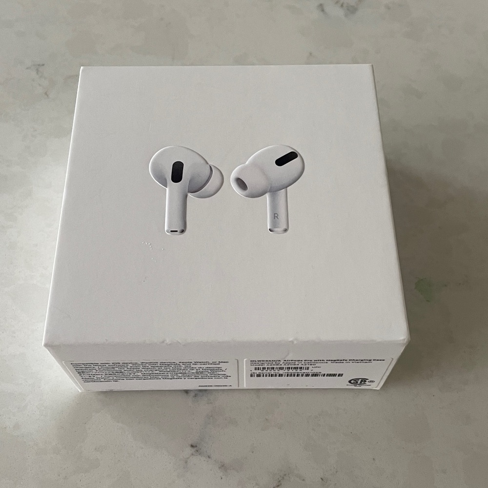 AirPods Pro w/MagSafe Charging Case
